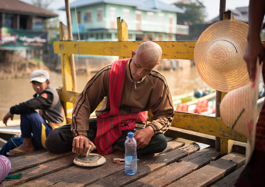 Mjanma - ludzie o żółtej twarzy - blog podróżniczy