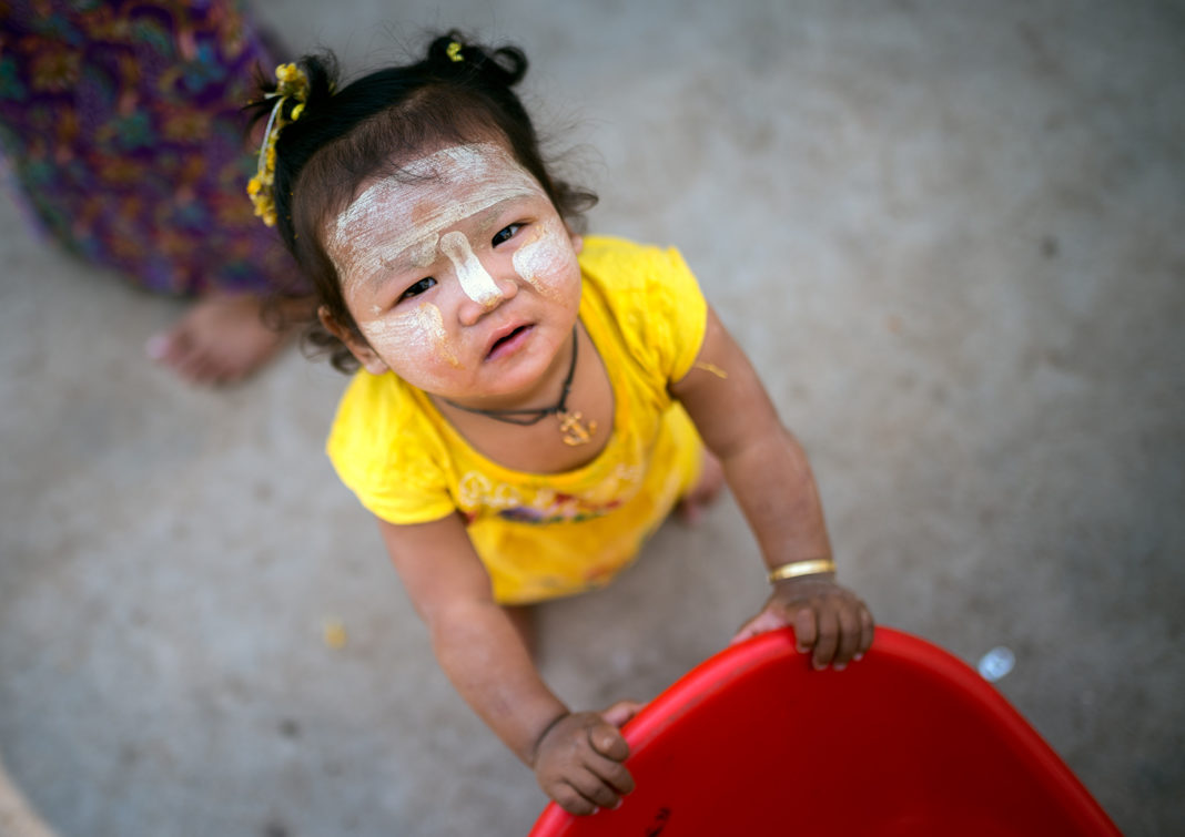 Mjanma - ludzie o żółtej twarzy - blog podróżniczy